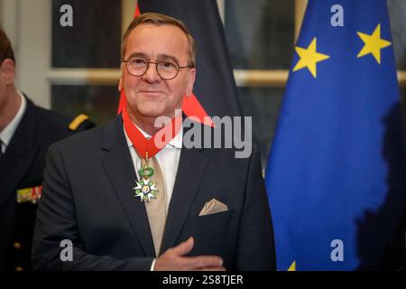 Parigi, Francia. 23 gennaio 2025. Boris Pistorius (SPD), ministro federale della difesa, riceve l'ordine al merito "l'Ordre National de la Légion d'Honneur" dal suo omologo francese all'Hotel des Invalides. Crediti: Kay Nietfeld/dpa/Alamy Live News Foto Stock