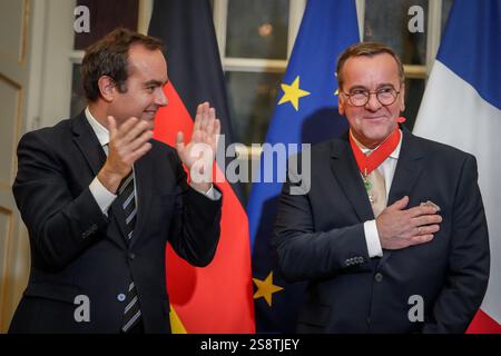 Parigi, Francia. 23 gennaio 2025. Boris Pistorius (SPD, r), ministro federale della difesa, riceve l'ordine al merito "l'Ordre National de la Légion d'Honneur" dal suo omologo francese Sebastién Lecornu all'Hotel des Invalides. Crediti: Kay Nietfeld/dpa/Alamy Live News Foto Stock