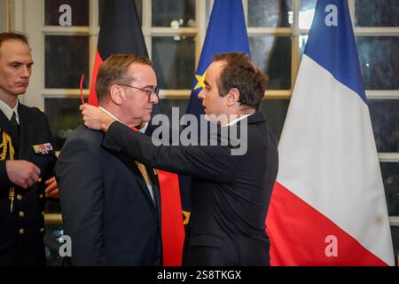 Parigi, Francia. 23 gennaio 2025. Boris Pistorius (SPD, M), ministro federale della difesa, riceve l'ordine al merito "l'Ordre National de la Légion d'Honneur" dal suo omologo francese Sebastién Lecornu (r) presso l'Hotel des Invalides. Crediti: Kay Nietfeld/dpa/Alamy Live News Foto Stock