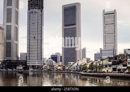 Foto d'archivio del 1991 della zona di Boat Quay di Singapore con vecchi edifici di fronte a nuovi e alti edifici a torre. L'area è stata da allora rinnovata Foto Stock