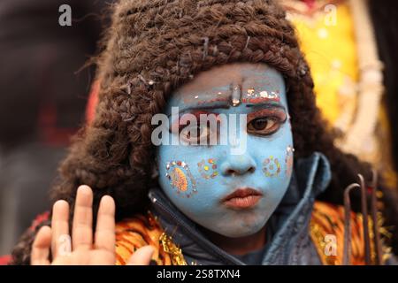 Bambino dipinto come Lord Shiva, Maha Kumbh Mela, Prayagraj, Uttar Pradesh, India. Il festival indù si tiene ogni 144 anni. Foto Stock