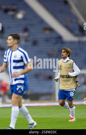 Scene d'azione del gioco per la partita UEFA Europe League 2024/25 tra FC Porto e Olympiacos FC il 23 gennaio 2025 a Estádio do Dragão, Porto Foto Stock