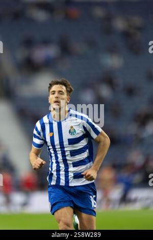 Scene d'azione del gioco per la partita UEFA Europe League 2024/25 tra FC Porto e Olympiacos FC il 23 gennaio 2025 a Estádio do Dragão, Porto Foto Stock