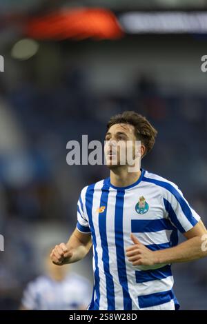 Scene d'azione del gioco per la partita UEFA Europe League 2024/25 tra FC Porto e Olympiacos FC il 23 gennaio 2025 a Estádio do Dragão, Porto Foto Stock