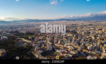 Vista aerea della magnifica città di Atene, capitale della Grecia. Sovrappopolazione della metropoli che attrae turisti. Alta densità di popolazione Foto Stock