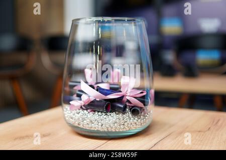 KIEV, UCRAINA - 23 GENNAIO 2025 - Papers with Numbers sono ritratti durante il sorteggio e la presentazione di canzoni dai finalisti del Vidbir 2025, la fase di selezione nazionale per l'Eurovision Song Contest 2025, Kiev, capitale dell'Ucraina. (Foto di Eugen Kotenko/Ukrinform) Foto Stock