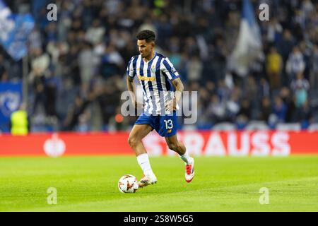 Scene d'azione del gioco per la partita UEFA Europe League 2024/25 tra FC Porto e Olympiacos FC il 23 gennaio 2025 a Estádio do Dragão, Porto Foto Stock