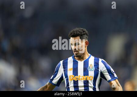 Scene d'azione del gioco per la partita UEFA Europe League 2024/25 tra FC Porto e Olympiacos FC il 23 gennaio 2025 a Estádio do Dragão, Porto Foto Stock