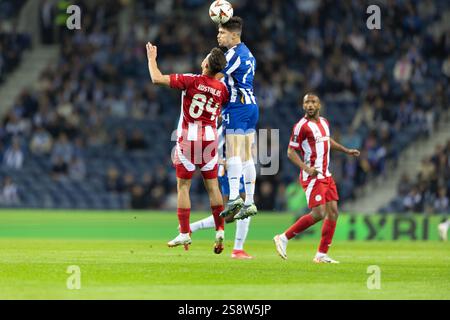 Scene d'azione del gioco per la partita UEFA Europe League 2024/25 tra FC Porto e Olympiacos FC il 23 gennaio 2025 a Estádio do Dragão, Porto Foto Stock