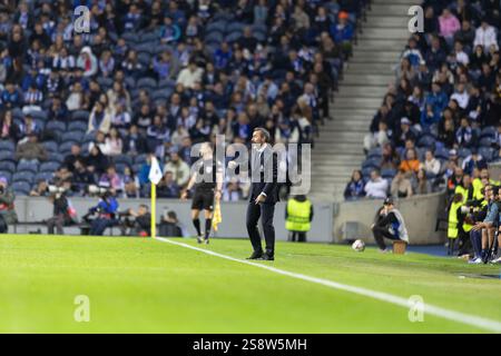 Scene d'azione del gioco per la partita UEFA Europe League 2024/25 tra FC Porto e Olympiacos FC il 23 gennaio 2025 a Estádio do Dragão, Porto Foto Stock