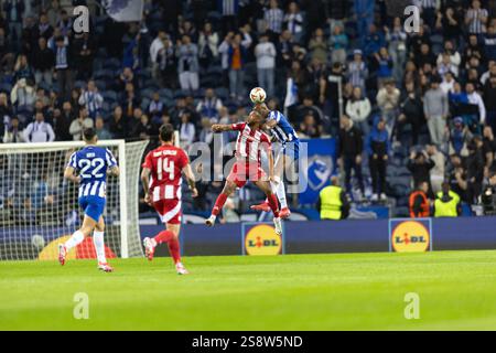 Scene d'azione del gioco per la partita UEFA Europe League 2024/25 tra FC Porto e Olympiacos FC il 23 gennaio 2025 a Estádio do Dragão, Porto Foto Stock