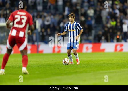 Scene d'azione del gioco per la partita UEFA Europe League 2024/25 tra FC Porto e Olympiacos FC il 23 gennaio 2025 a Estádio do Dragão, Porto Foto Stock