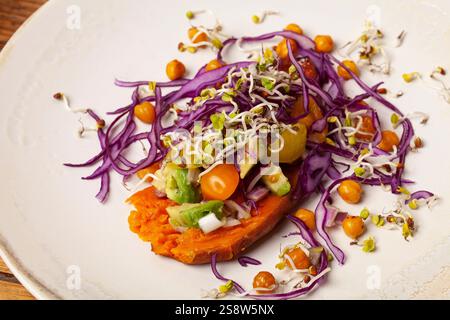 Alimenti per la salute diabetici a basso contenuto glicemico per la perdita di peso e migliorare gli alimenti per il controllo degli zuccheri nel sangue, alto di fibre e proteine. Verdure - patate dolci, germogli, Foto Stock