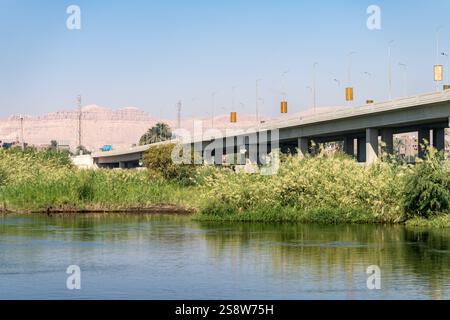 Il moderno ponte QUS Naqada attraversa il Nilo in Egitto con il deserto del Sahara alle spalle Foto Stock