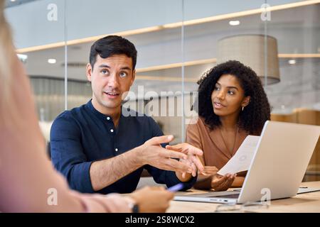 Giovani felici persone diverse team esecutivo che lavorano insieme alla riunione di gruppo. Foto Stock