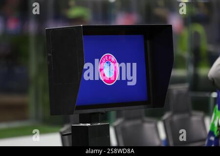 Milano, Italia. 22 gennaio 2025. Champions League, 7° giorno, Giuseppe Meazza, Milano, Milano - Girona, nella foto: VAR durante la partita di calcio AC Milan vs Girona FC, UEFA Champions League a Milano, Italia, 22 gennaio 2025 Credit: Independent Photo Agency/Alamy Live News Foto Stock