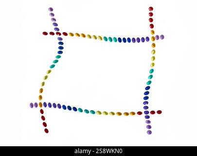 La cornice intrecciata mostra file di strass in tutti i colori. L'inquadratura genera brillanti scintille per il tuo messaggio di testo. La forma rettangolare si sposta su quadrato. Foto Stock