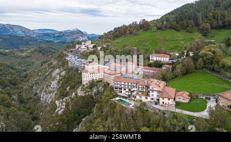 Veduta aerea del Santuario di Arantzazu, un santuario francescano situato nella vicina Oñati, nei Paesi Baschi spagnoli Foto Stock