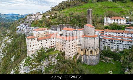Veduta aerea del Santuario di Arantzazu, un santuario francescano situato nella vicina Oñati, nei Paesi Baschi spagnoli Foto Stock