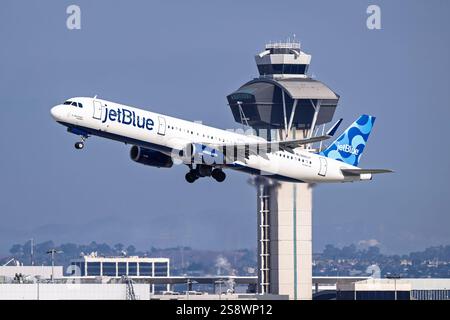 Aeroporto internazionale di Los Angeles Aeroporto 1-18-2025 Inglewood, CA USA JetBlue Airways Airbus A321 N943JT con partenza dalla 25R all'Aeroporto Internazionale di Los Angeles Foto Stock