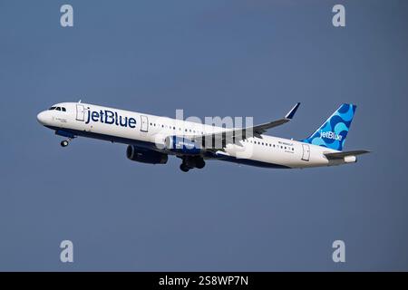 Aeroporto internazionale di Los Angeles Aeroporto 1-18-2025 Inglewood, CA USA JetBlue Airways Airbus A321 N943JT con partenza dalla 25R all'Aeroporto Internazionale di Los Angeles Foto Stock