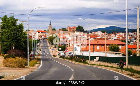 Strada principale di Almorox nella provincia di Toledo in Castilla-la Mancha, Spagna Foto Stock