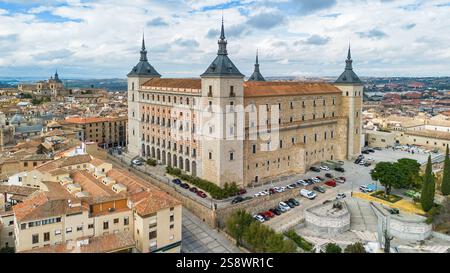 Vista aerea dell'Alcazar di Toledo, una città spagnola situata nella comunità autonoma di Castilla-la Mancha Foto Stock