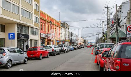 I negozi lungo la via Lautaro Navarro nel centro della città di Punta Arenas, la città più meridionale del Cile, situata nella regione di Magallanes lungo il fiume Foto Stock