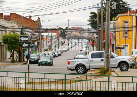 Jose Manuel Balmaceda Street nel centro della città di Punta Arenas, la città più a sud del Cile, situata nella regione di Magallanes lungo la costa di Foto Stock