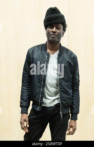 Parigi, Francia. 23 gennaio 2025. Keziah Jones visita la SPHERE Paris Fashion Week al Palais de Tokyo di Parigi, Francia, il 23 gennaio 2025. Foto di Aurore Marechal/ABACAPRESS. COM credito: Abaca Press/Alamy Live News Foto Stock