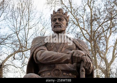 Monumento di Amir Temur a Samarcanda, Uzbekistan, Asia centrale - statua di bronzo del famoso conquistatore che fondò l'Impero timuride seduto sul suo trono Foto Stock