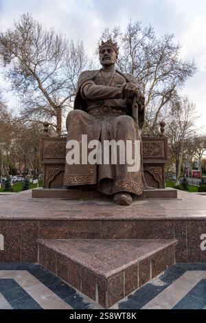 Monumento di Amir Temur a Samarcanda, Uzbekistan, Asia centrale - statua di bronzo del famoso conquistatore che fondò l'Impero timuride seduto sul suo trono Foto Stock