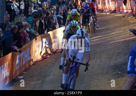 Benidorm, Comunità Valenciana, Spagna. 19 gennaio 2025. Benidorm, Spagna, 19 gennaio 2025: Il pilota Baloise Glowi Lions Thibau Nys (11) durante la Coppa del mondo UCI Cyclo-cross Benidorm Elite Men il 19 gennaio 2025 a Benidorm, Spagna. (Credit Image: © Alberto Brevers/Pacific Press via ZUMA Press Wire) SOLO PER USO EDITORIALE! Non per USO commerciale! Foto Stock
