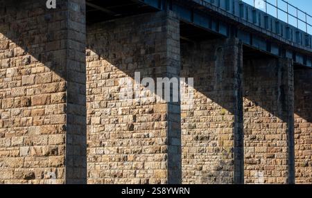 Vista dettagliata dei pilastri in pietra del ponte ferroviario di Hayle in Cornovaglia, Inghilterra, Regno Unito Foto Stock