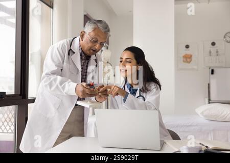 Due diversi cardiologi impegnati nella ricerca medica studiano l'anatomia del cuore Foto Stock