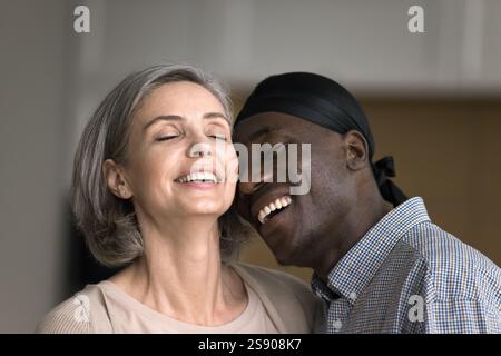 Ritratto ravvicinato bella coppia interrazziale matura in amore toccando volti Foto Stock