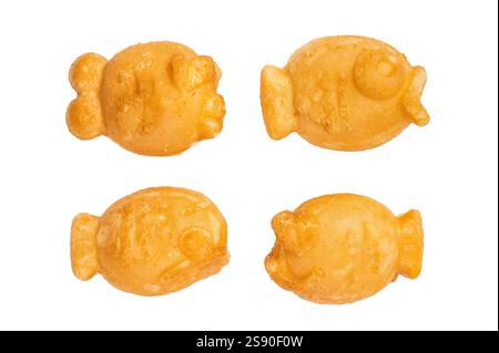 Bungeoppang pancake coreano, waffle a forma di pesce con ripieno di fagioli rossi dolci isolati su sfondo bianco. vista dall'alto. Foto Stock