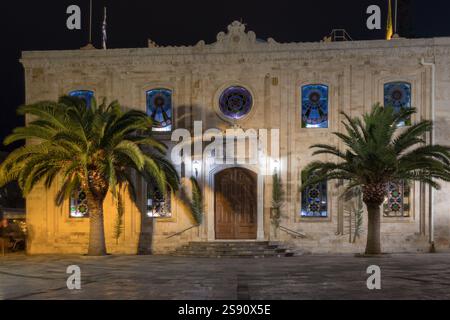 Heraklion, Creta, Grecia - 12 gennaio 2020: La chiesa di Agios Titos (San Tito) nel centro di Heraklion di notte. Foto Stock