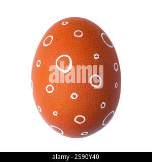 Un uovo di Pasqua è di colore marrone naturale con un motivo bianco minimalista isolato su sfondo bianco. Foto Stock