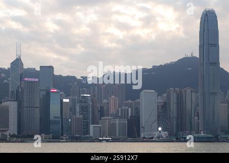 Lo skyline di Hong Kong al tramonto, visto dal Victoria Harbour Foto Stock