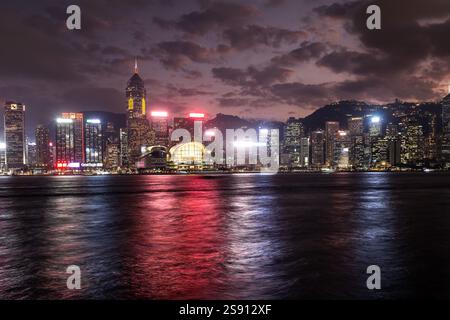 Skyline di Hong Kong di notte visto dal Victoria Harbour Foto Stock