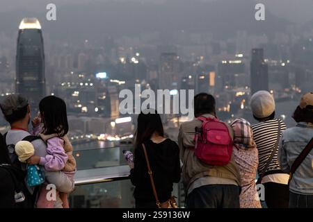 I turisti si godono la vista dallo Skydeck al Victoria Peak Foto Stock