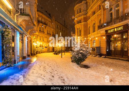 Leopoli, Ucraina - 12 gennaio 2025: Via Leopoli nella notte d'inverno Foto Stock