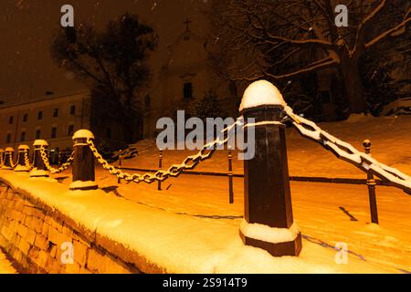 Leopoli, Ucraina - 12 gennaio 2025: Via Leopoli nella notte d'inverno Foto Stock