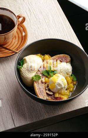 gelato con banana caramellata e mango Foto Stock
