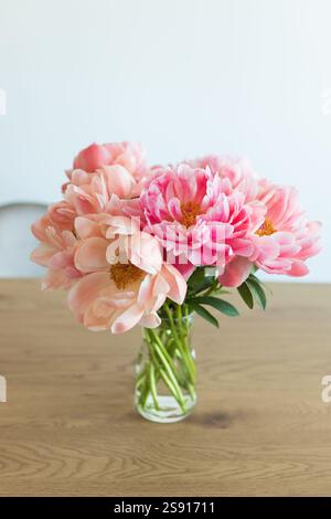 Natura morta con bouquet di peonie in fiore appena tagliato in vaso Foto Stock