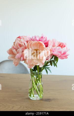 Natura morta con bouquet di peonia in fiore in un vaso sul tavolo Foto Stock