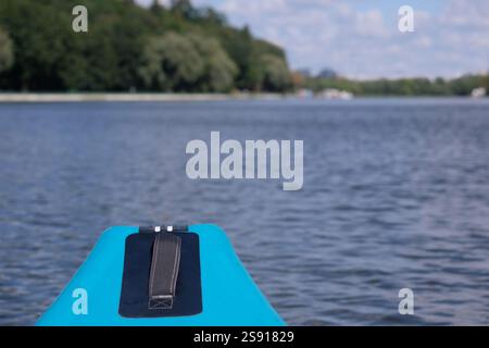 Vista ravvicinata della parte anteriore del kayak gonfiabile nel mezzo di un ampio fiume calmo durante il giorno estivo Foto Stock