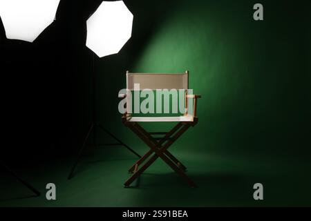 Studio fotografico con sfondo verde e sgabello in legno con illuminazione professionale. Interno dello studio fotografico con illuminazione professionale Foto Stock