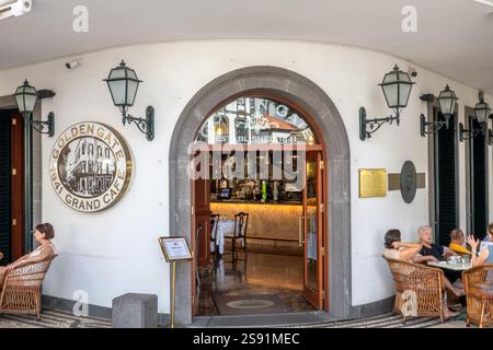 I clienti siedono all'esterno al Golden Gate Grand Cafe Funchal Madeira, fondato nel 1841, il 13 ottobre 2024 Foto Stock